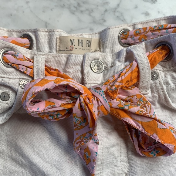 Free People. We the free. size 25. White high waisted denim jean shorts. Frayed - Picture 2 of 3